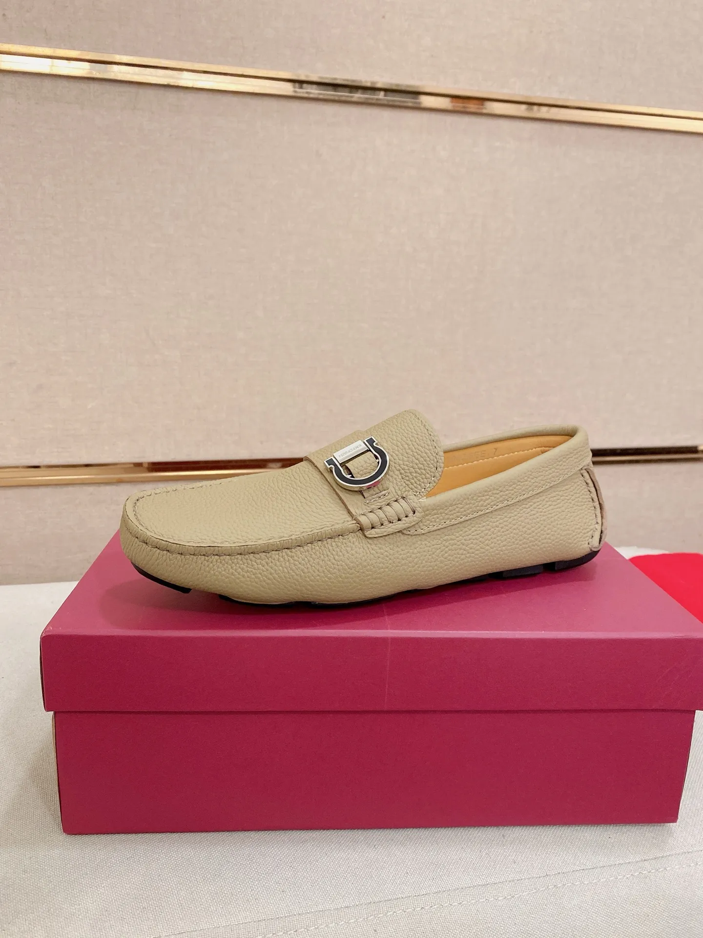 Men's shoes💰: 540💰High-end quality! Ferragamo🆕🆕Exclusive hot-selling products in stock🔥🔥New products on the shelves, high-quality Ferragamo men's pea shoes, high-end casual driving shoes, with complete packaging! 💪 💪 Material: imported first-layer pebbled cowhide 🐂 + imported high-quality water-dyed cowhide lining + wear-resistant outsole 👍🏻👍🏻 Features: high-end and comfortable, purely handmade 🚀 🚀 Create the perfect shoe that suits you best 🔥 🔥 Size: (38-44) 45 standard size can be customized!